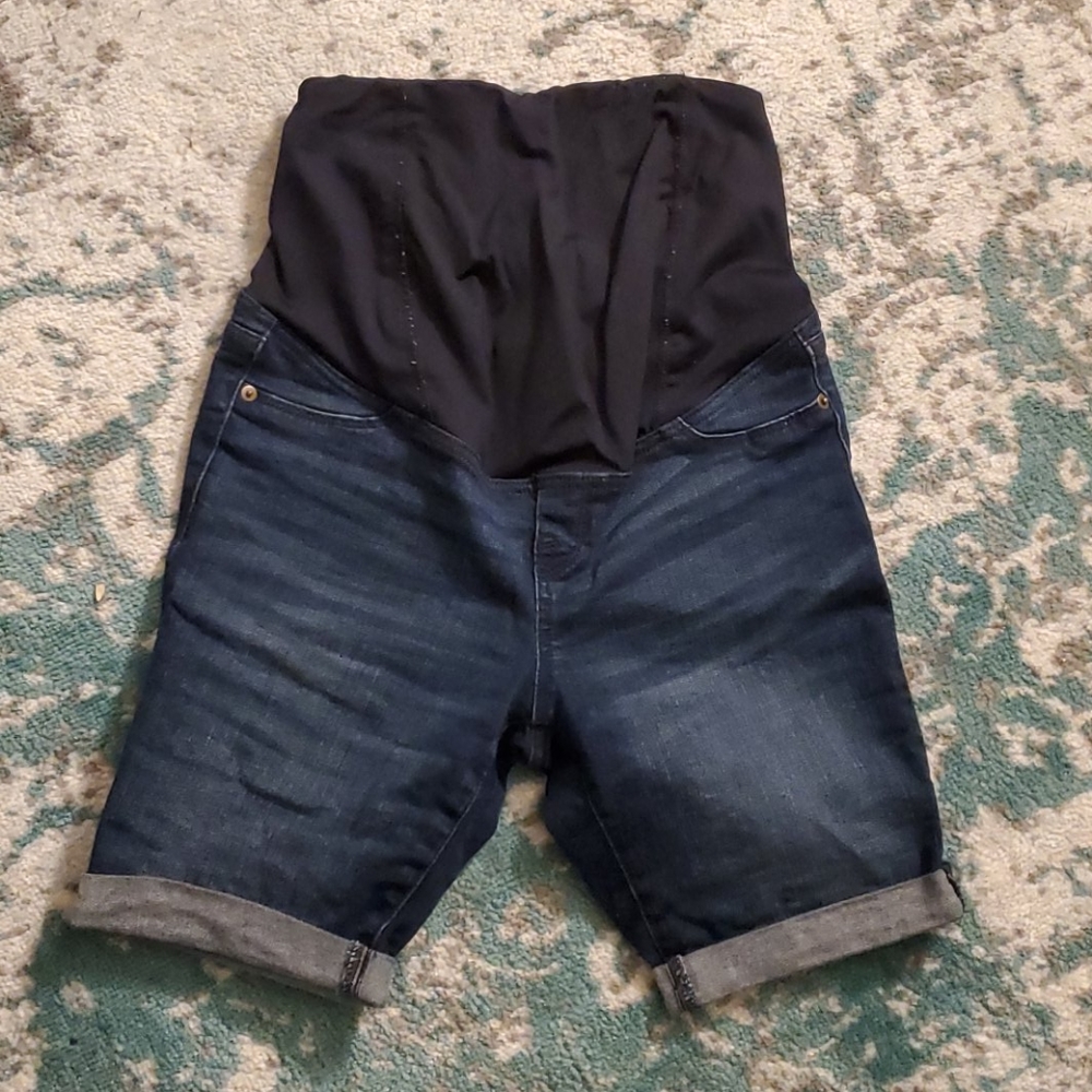 Ingrid & Isabel Maternity size 4 Bermuda Shorts